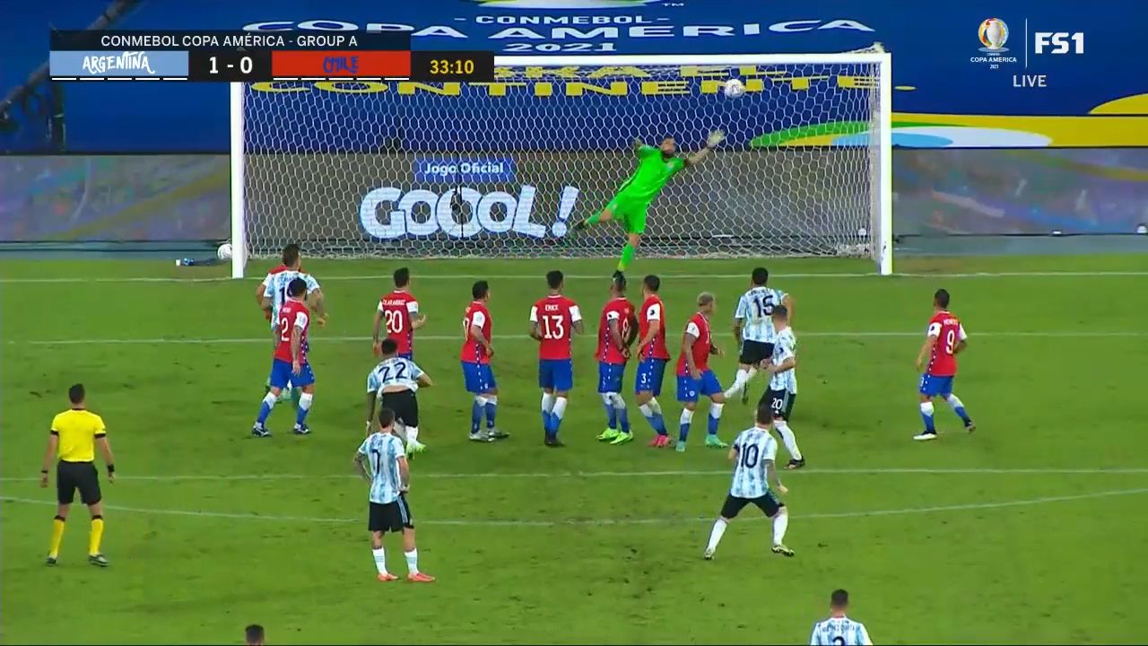 Lionel Messi, Şili karşısında evinde inanılmaz bir frikik golü buldu ve Arjantin’i 1-0 öne geçirdi