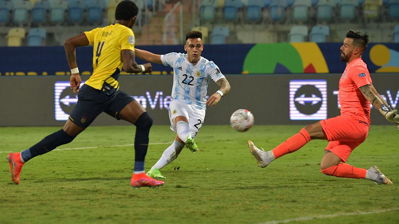 Lautaro Martinez, Arjantin’e Ekvador karşısında 2-0 öne geçti.