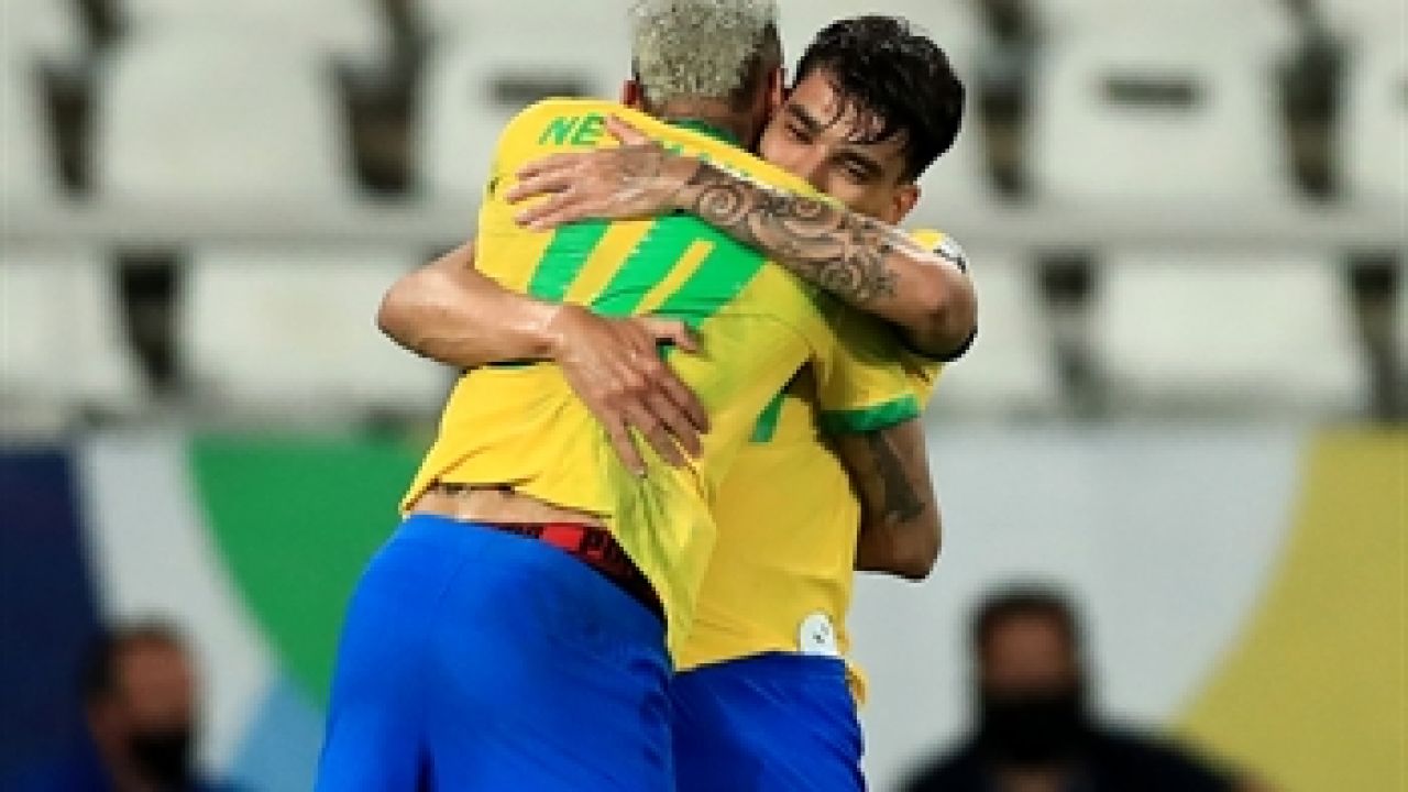 Neymar, Brezilya’ya Peru karşısında 1-0 öne geçmek için güzel top sürme sonrasında Lucas Paqueta’yı kurdu