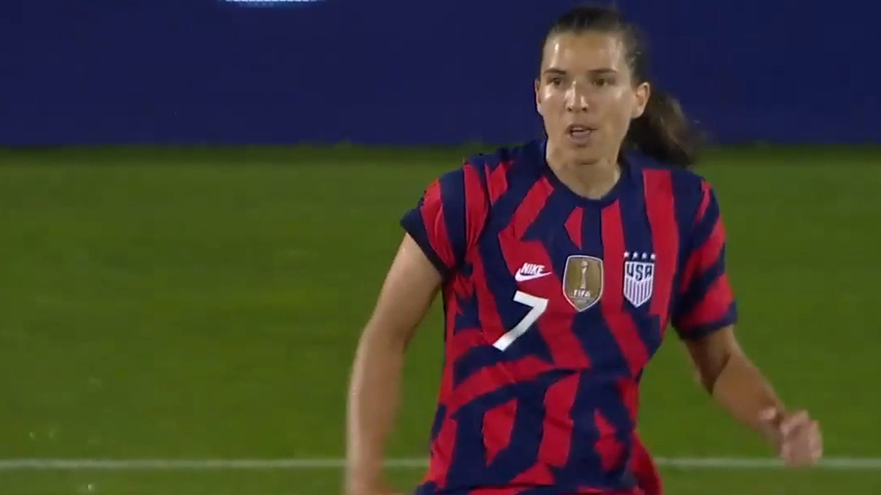 Tobin Heath, USWNT’ye Meksika karşısında 3-0 öne geçen harika bir vuruşla gol attı