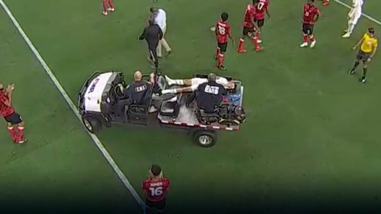 Chucky Lozano, Trinidad & Tobago kalecisi ile korkunç bir çarpışmadan sonra sahadan atıldı.