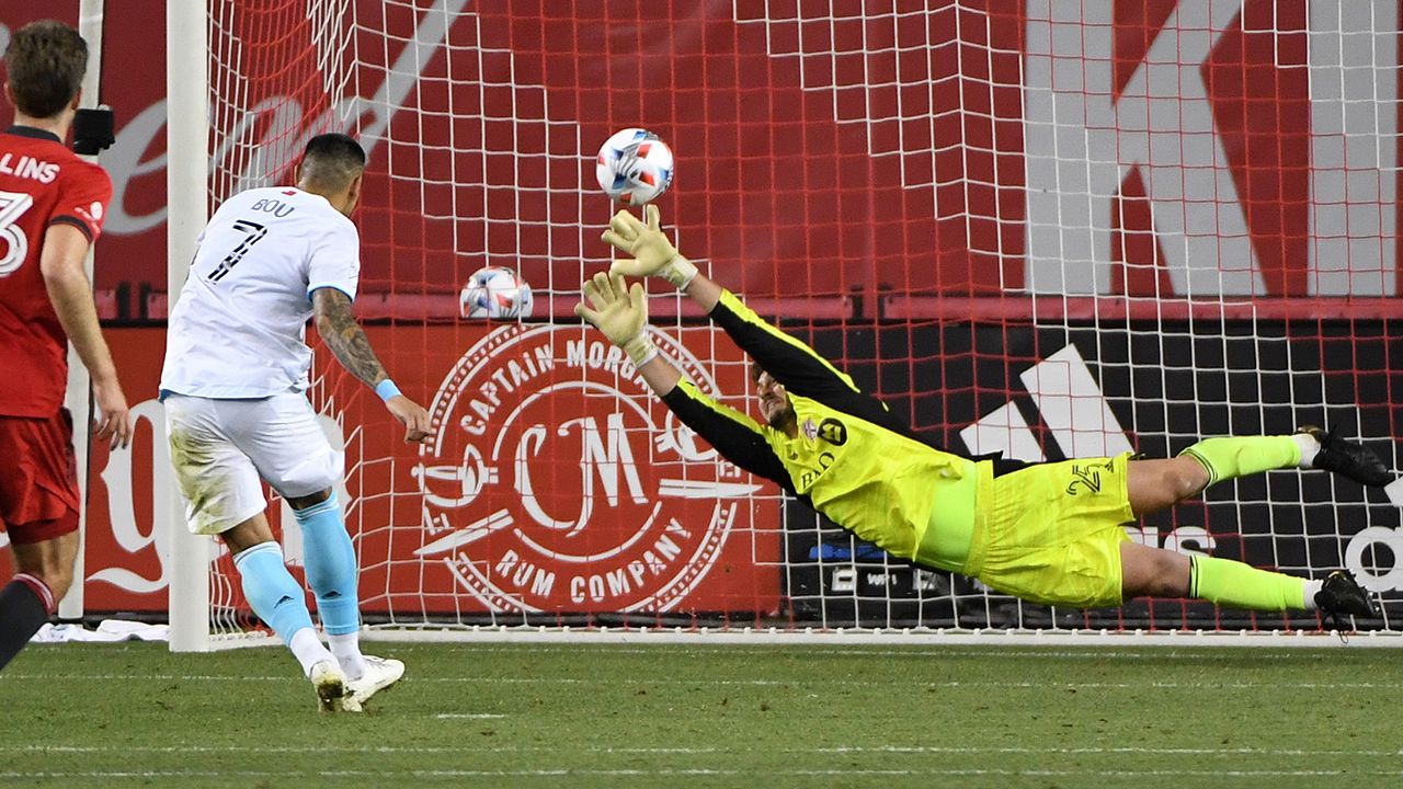 Gustavo Bou, Toronto FC karşısında Revolution’a 2-1 zafer kazandırmak için geç ceza aldı