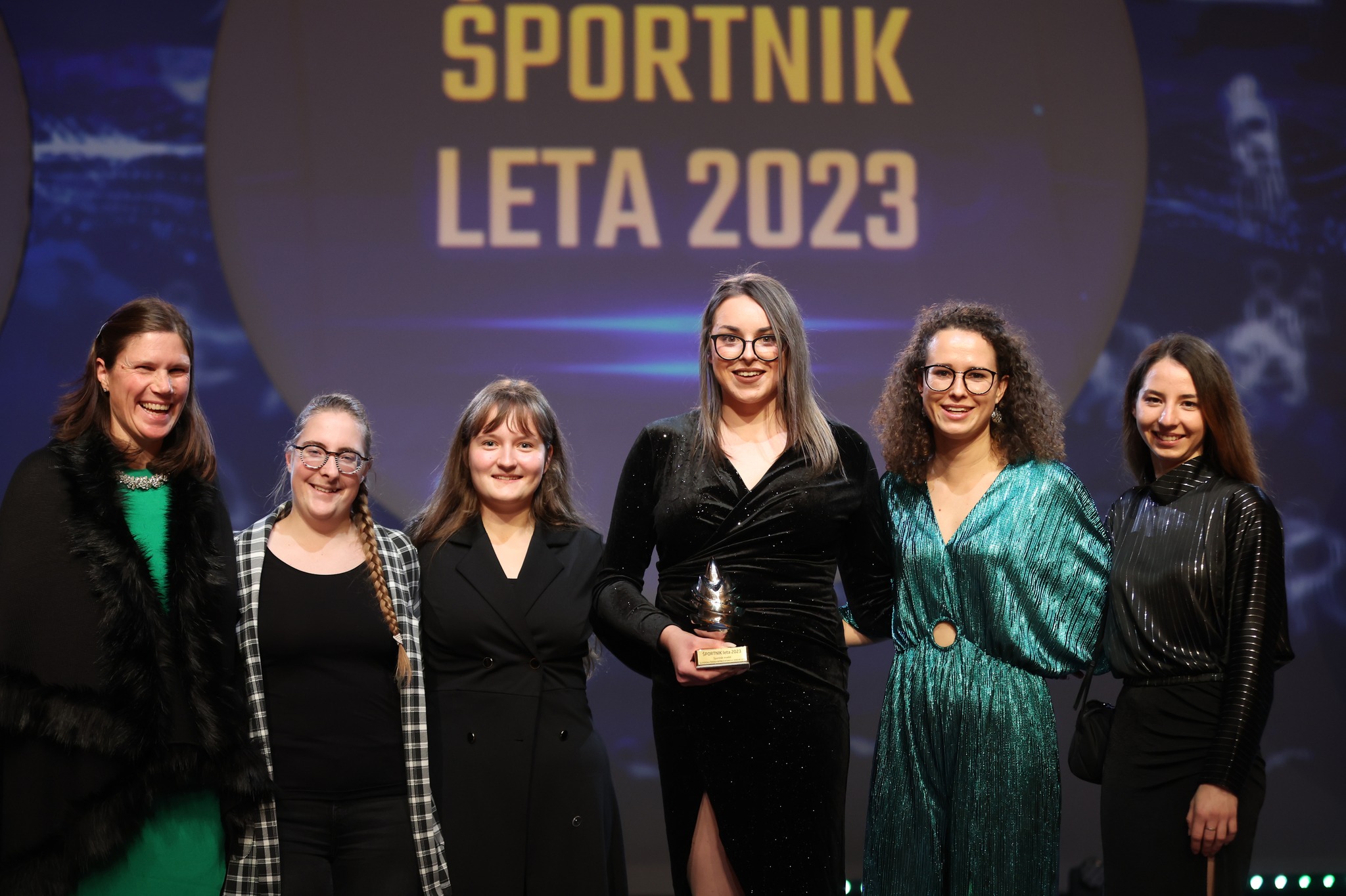 Slovenya bayan oturma voleybol takımı tarihi ve benzeri görülmemiş bir ödül kazandı